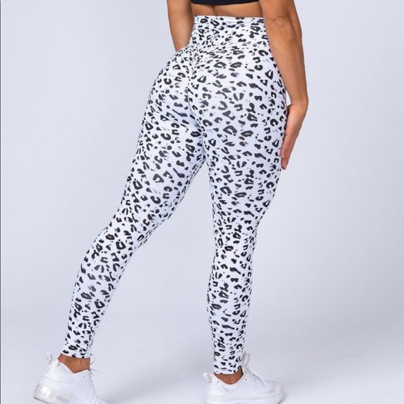 ***SOLD*** Scrunch bum Snow leopard Leggings - Picture 3 of 10